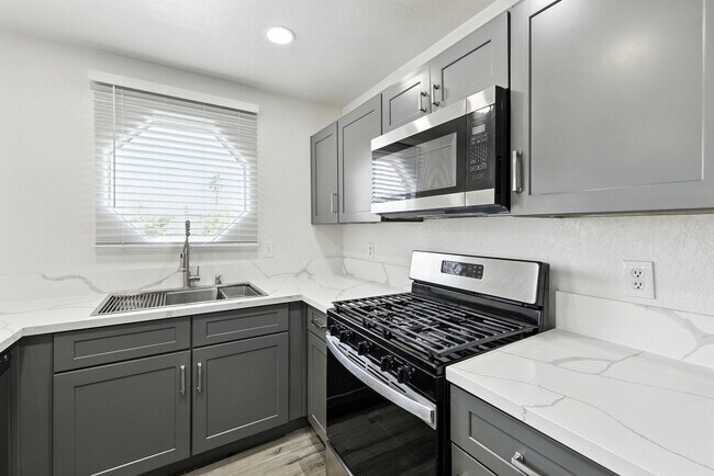 Building Photo - SW!! 2 Bedroom Condo!! 1st Floor!! Newly r...