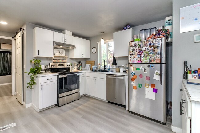 Building Photo - Updated 2 bedroom manufactured home on large corner lot