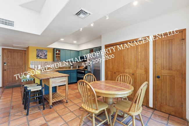 Building Photo - 2824 E Sierra Vista Rd