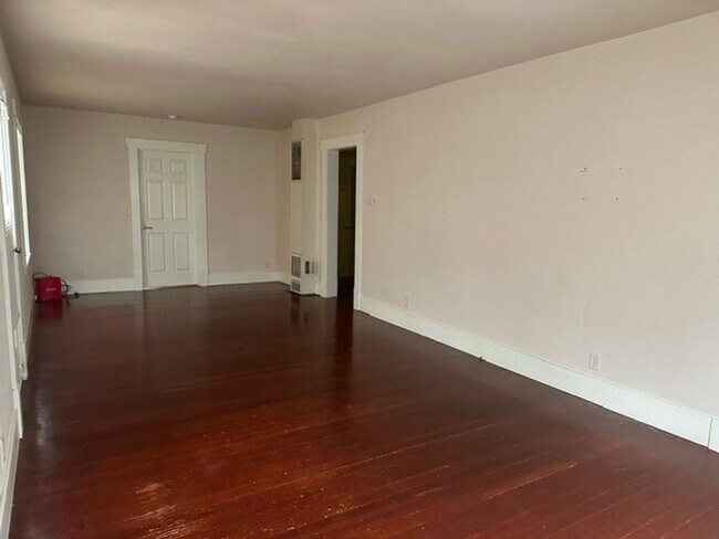 Building Photo - AVAILABLE NOW: 2 bdrm/1 bath House