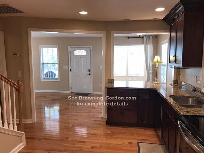 Building Photo - Adorable Cottage Available in Sylvan Park!