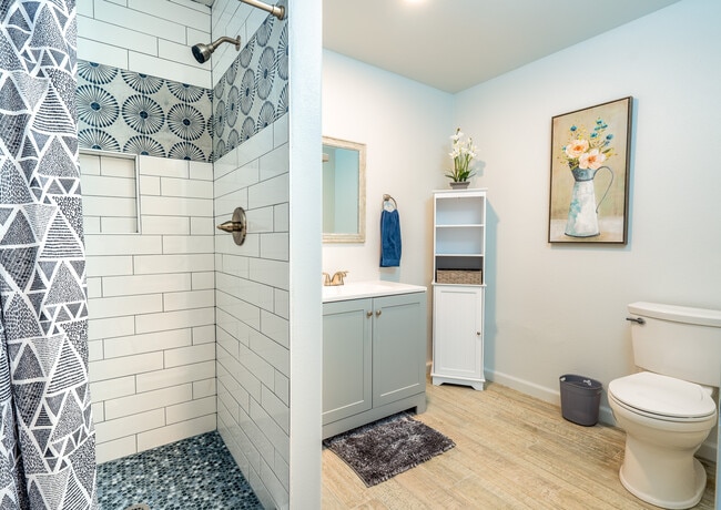 Casita - Bathroom - 1219 W 10th Pl