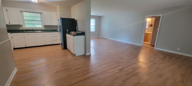 Building Photo - 3 Bedroom 2 Bathroom SW Huntsville