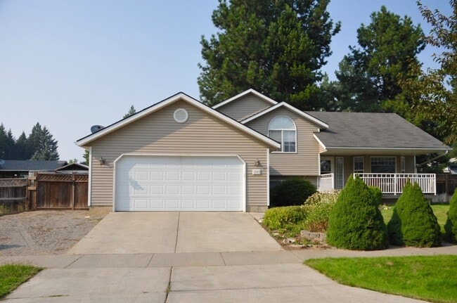 Primary Photo - 4 bed 3 bath home with second living room