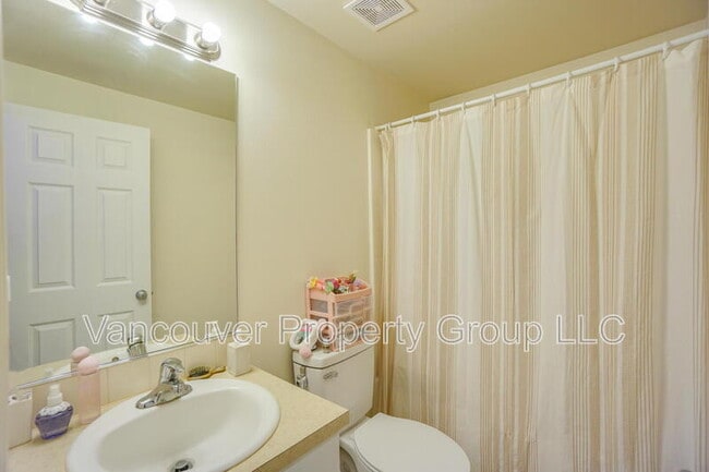 Building Photo - 6001 NE 33rd Cir