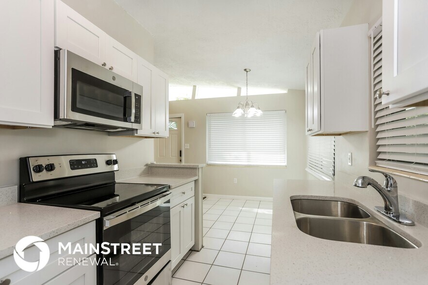 Building Photo - 3759 St Charles Cir