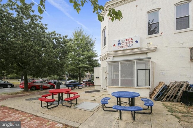 Building Photo - 643 E St NE