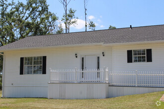 Building Photo - Immaculate 3/2 in Marianna, FL