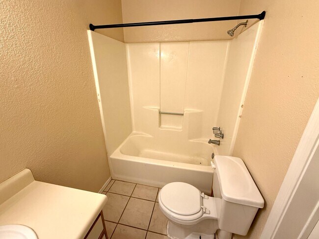 Building Photo - Cute 3 Bedroom 2 Bathroom House in Hualapa...