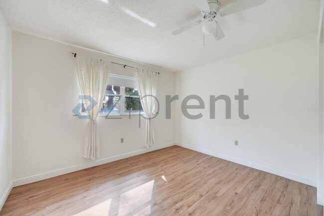 Building Photo - 1624 Whitehead Dr