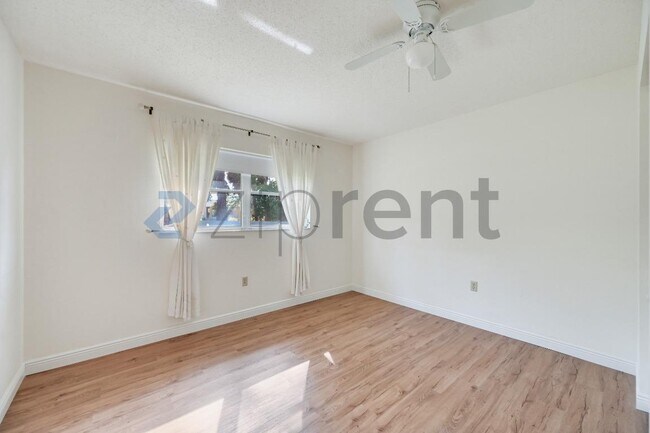Building Photo - Unit 320