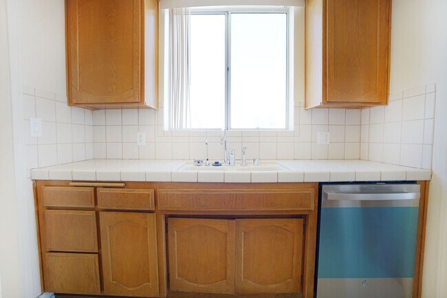 Building Photo - Sunlight Galore 2 Bed / 3Bath + Loft + Sundeck Condo in Westwood!