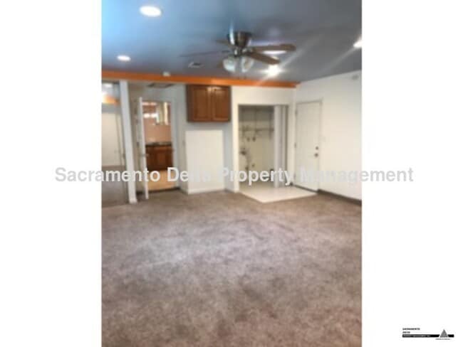 Building Photo - Updated 4 bedroom, 2 bath home with large ...