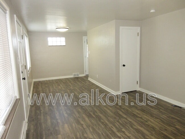 Building Photo - 4204 Willow Ave