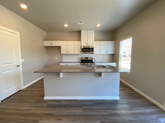 Building Photo - Townhome in Deer Creek Schools!