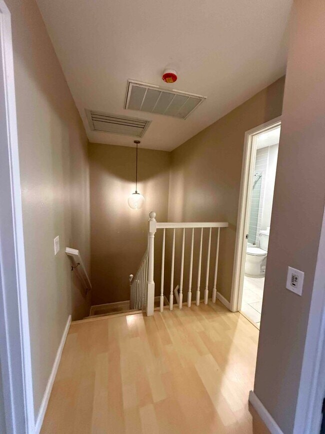 Building Photo - Fabulous Campus Commons 3 Bedroom