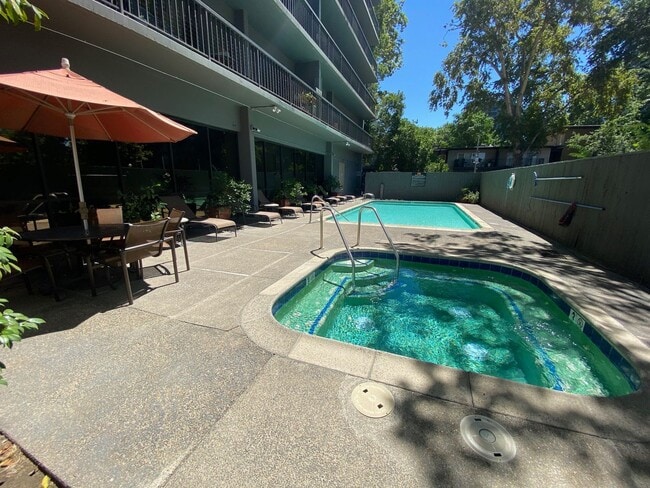 Building Photo - 1 Bedroom 1 Bathroom Downtown Unit with Pa...