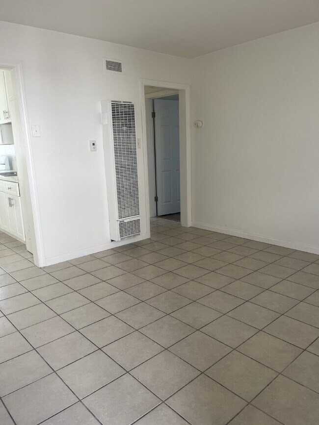 Building Photo - "Charming 2-Bedroom Unit in Oxnard's Heart...