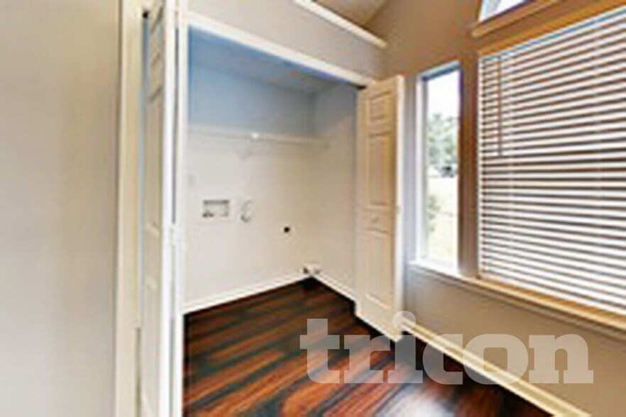 Building Photo - 1131 Yorkdale Dr