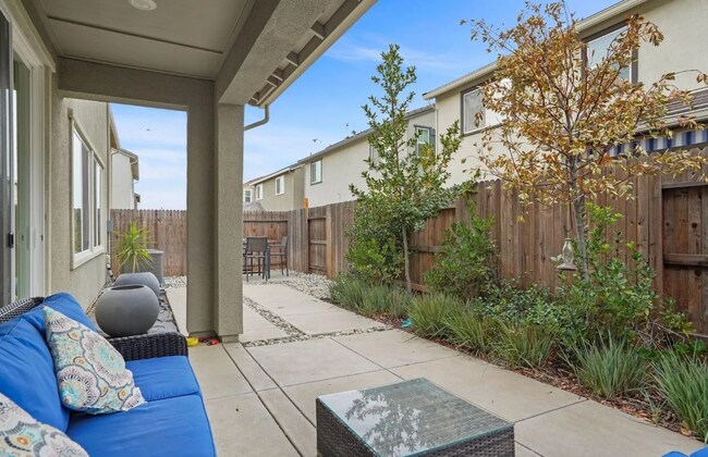 Building Photo - WOW!  Former Roseville Model Home 4/3 + SOLAR!  Please read entire ad for viewings!