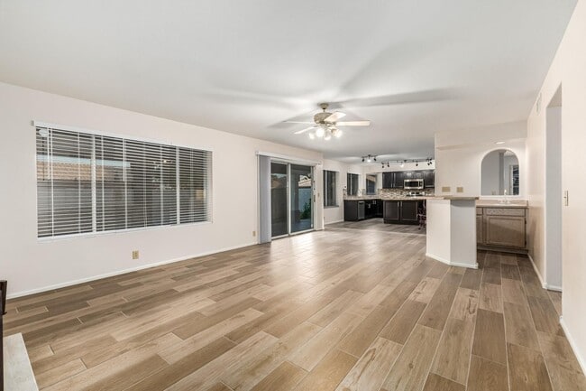 Building Photo - 14831 N 42nd Way