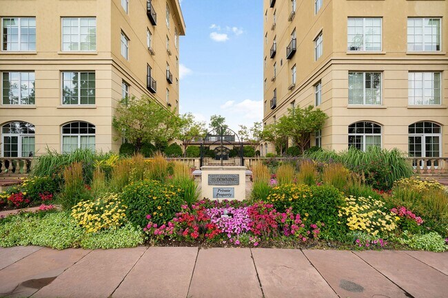 Building Photo - Updated 2BD, 2BA Condo Overlooking Denver Country Club