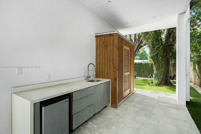 Building Photo - 5720 SW 24th St