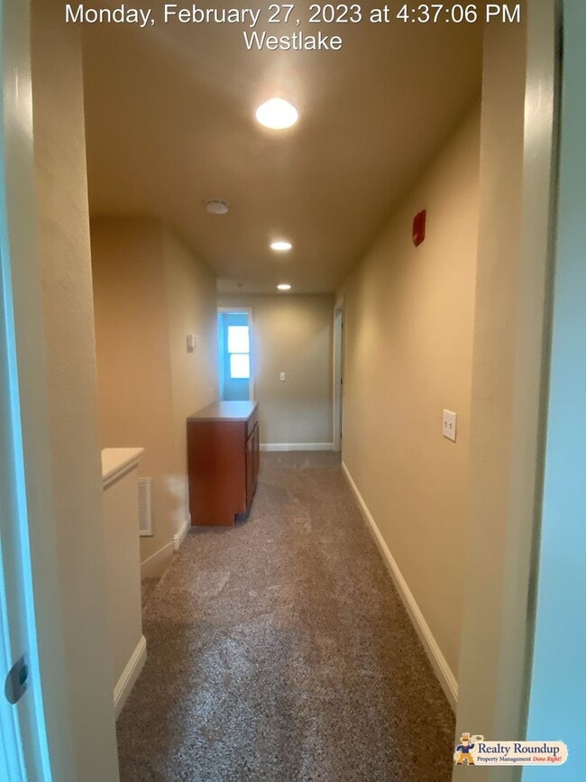 Building Photo - Pristine Condo with New Carpet and Dual Master Suites