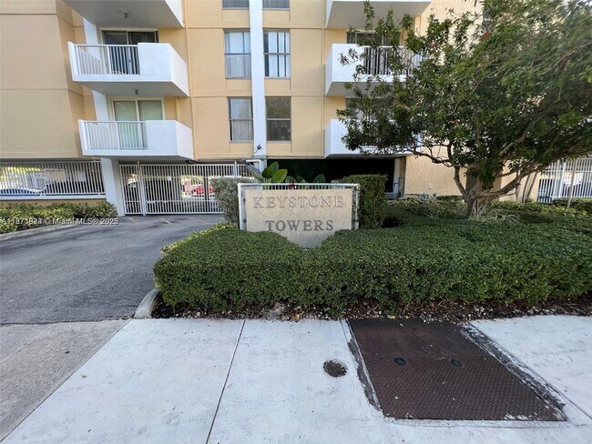 Building Photo - 2000 NE 135th St