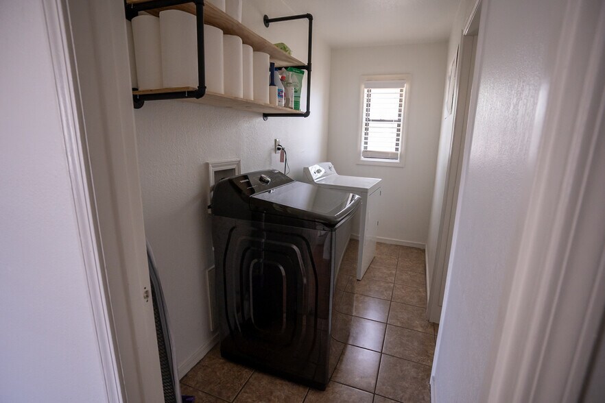 Building Photo - 1559 Parr St