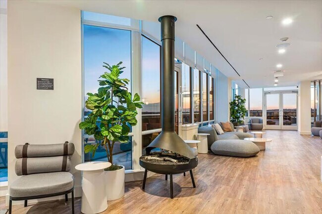 Building Photo - 57 Bank St