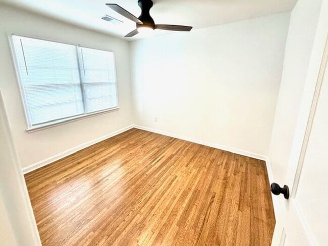 Building Photo - Now Leasing in Colonial Acres area, 3-bedroom 1 bath home.