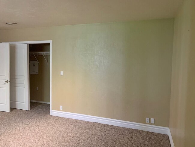 Building Photo - 5 bedroom 3 bathroom gorgeous house with v...