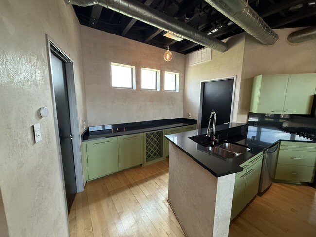 Building Photo - 825 W Daggett Ave