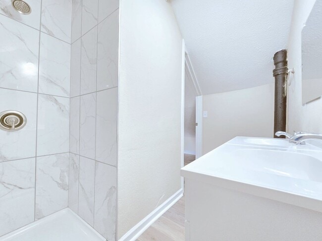 Building Photo - Charming 5-Bedroom House on the West Side ...