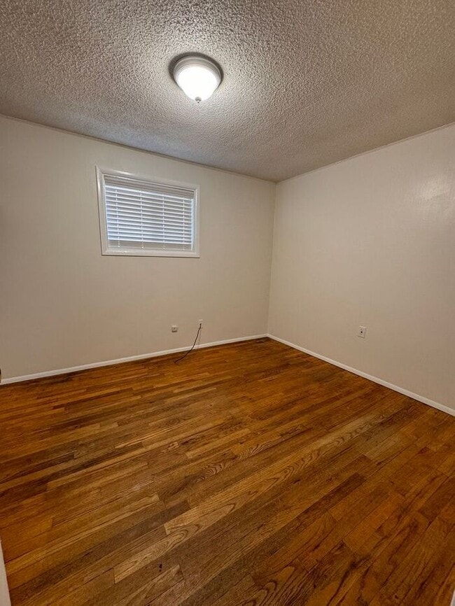 Building Photo - Perfect 2 spacious bedroom, 1 bath home in...