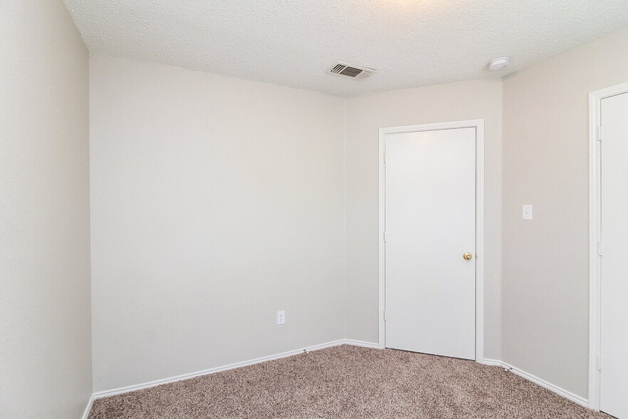 Building Photo - 1040 Glencrest Dr