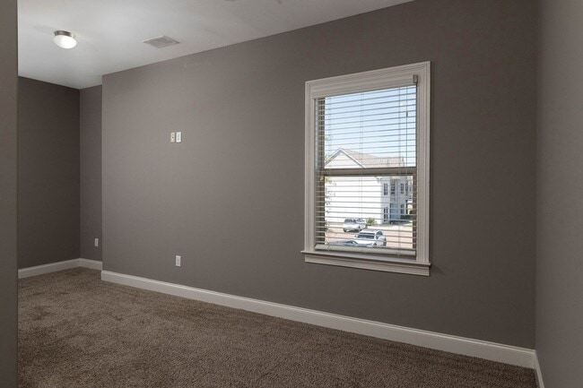 Building Photo - 530 Fifer Cir