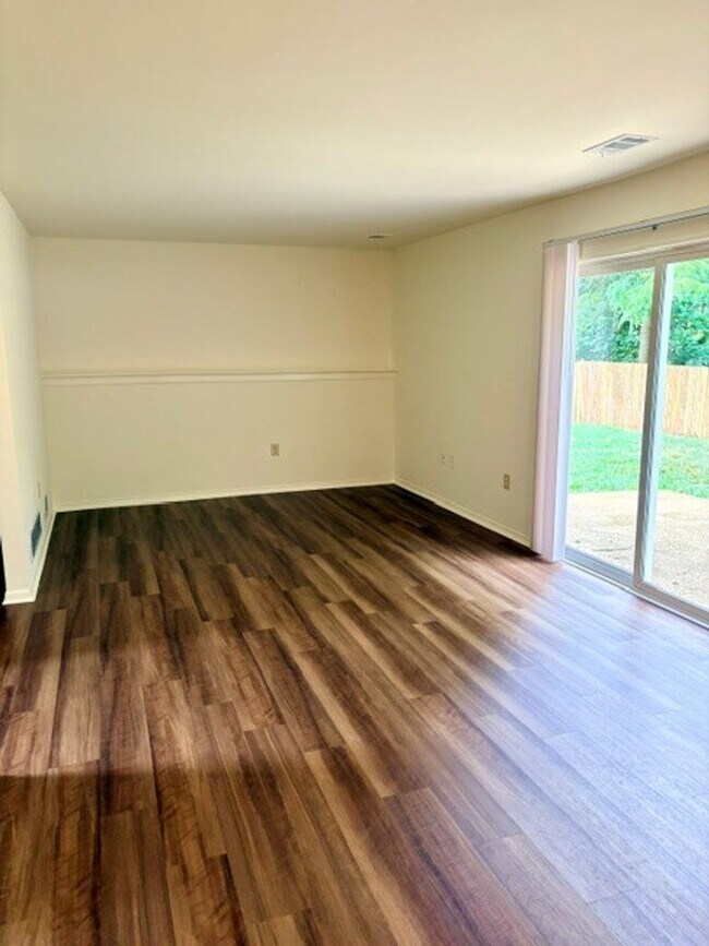 Building Photo - 3 Bedroom Townhouse in Arnold