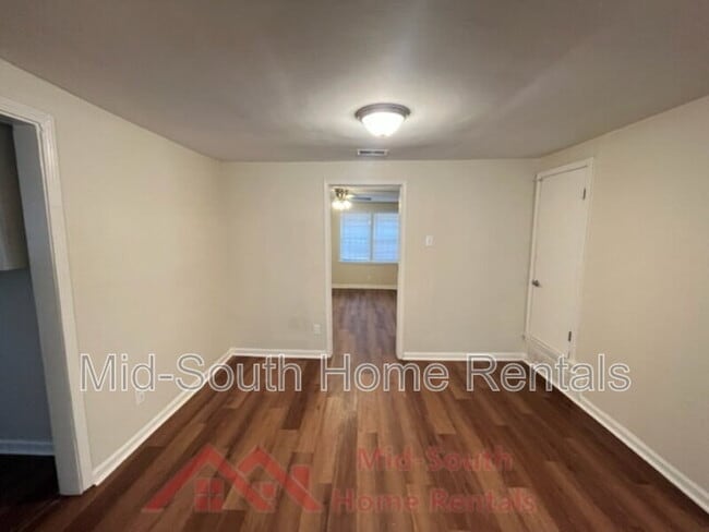 Building Photo - 858 Eyers Rd