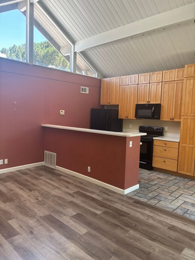 Building Photo - Lovely, 2 Bedroom 1.5 bath townhome nestle...