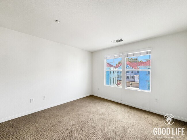Building Photo - Beautiful 2B/2.5BA Townhouse in Oceanside w/ Washer/Dryer, Attached Garage, and AC!