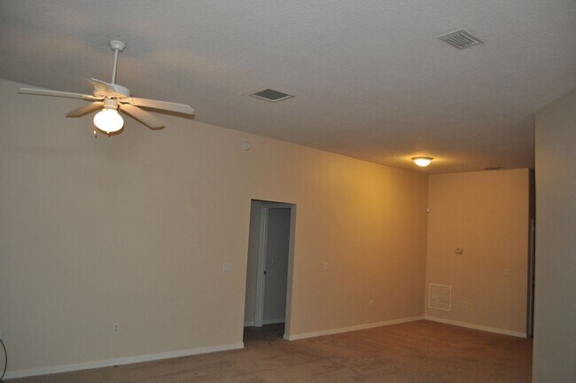 Building Photo - 16 Russman Ln