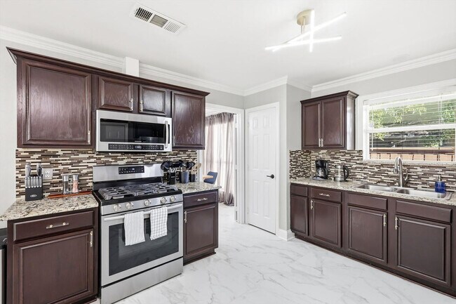 Building Photo - 2720 Wild Grove Ln