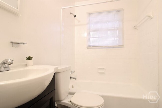 Building Photo - 1204 E Anderson St