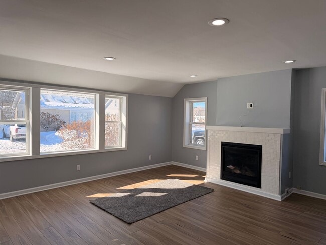 Building Photo - (2) bedroom Single Family Home with Open Layout, Close to Beaches and Lake!