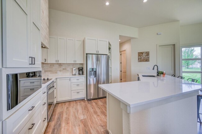 Building Photo - 302 Parallel Cir