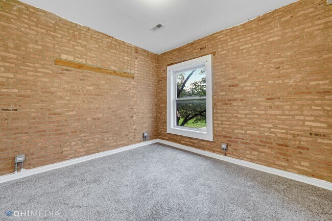 Building Photo - Great Apartment, Lots of light and Exposed...