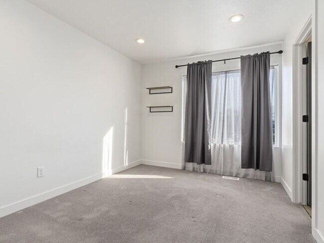 Building Photo - Downtown Beautiful 4 bed, 4 bath town-home