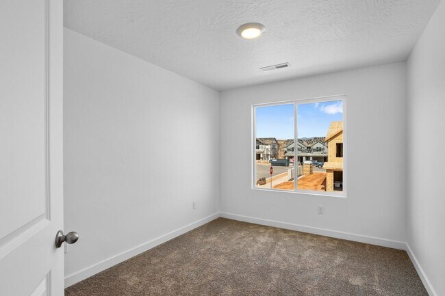 Building Photo - MOVE IN READY! 3 Bedroom townhome in long valley!